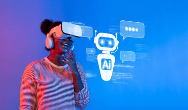 Neşeli genç bir kadın sanal bir sohbet robotuyla sanal gerçeklik kulaklığı aracılığıyla iletişim kurarak yapay zeka teknolojisindeki gelişmeleri ve kişisel asistan otomasyonunu aydınlatıyor. XDMCP