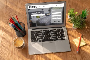 Çevrimiçi otel konaklama rezervasyon sitesi mod rezervasyon sistemi sağlar. Seyahat teknolojisi kavramı .