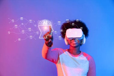 Genç bir insan sanal gerçeklik teknolojisiyle ilgilenerek yapay zeka kavramları sergiliyor, yenilikçi veri yönetimi ve bulut çözümlerini vurguluyor. XDMCP