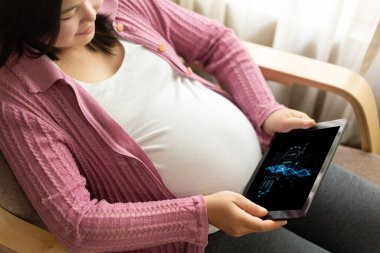 Tıp bilimi teknolojisi ve fütüristik sağlık sanal bilgisayar yazılımı insan sağlığını analiz ediyor ve doktor verileri ve tıbbi araştırmalar için hastalık teşhisi koyuyor. canlı