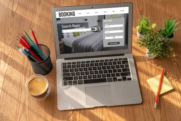 Çevrimiçi otel konaklama rezervasyon sitesi mod rezervasyon sistemi sağlar. Seyahat teknolojisi kavramı .