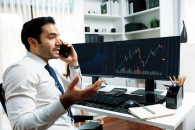 İki borsa yatırımıyla danışman ya da ortağı arayan tüccar işadamı, veri analizini yüksek kârlı dinamik teknoloji borsasına yatırım yapmak için karşılaştırdı. Tahmin et..
