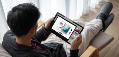 Web sayfasının modern tasarımı ve bilgisayar ekranında gösterilen ticari reklamlar için grafiksel tasarımcı yazılımı