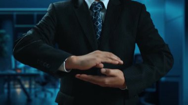 İş adamı, stratejik kararlar için değerli verileri çıkartarak arama motoru araştırması yapıyor. Kapsamlı araştırma ve SEO veri analizi için arama motorları kullanılıyor. Kullanıcı Kimliği