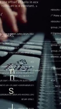 Bilgisayar klavyesinde çalışan ve soyut program kodları ve bilgisayar betiği gösteren bir adam tarafından bilgisayar programlama ve yazılım geliştirmenin yaratıcı görüntüsü