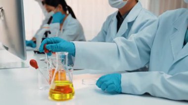 Bilimsel uzmanlığa, laboratuvar ekipmanlarına ve yenilikçi tıbbi biyoteknoloji yazılımına sahip laboratuvar sağlık araştırma ekibi yeni ilaçlar araştırıyor, tedavi geliştiriyor. Ağır çekim. Katı.