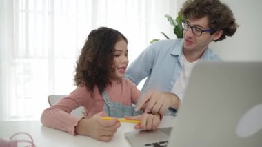 Mutlu akıllı baba, kızına mühendislik komut veya kod yazmayı öğretirken kalemini gösterip kulağına takıyor. Kafkasyalı baba programlama sistemini ya da genç liseli kızlara yapay zeka üretmeyi açıklıyor. Pedagoji.