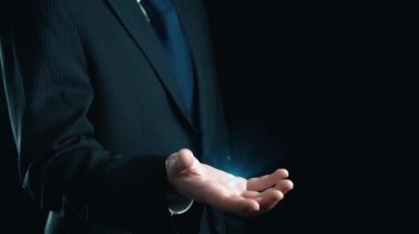 İş adamı e-posta kutusunu kontrol ediyor, daha iyi verimlilik için mesajları düzenliyor ve önceliklerini belirliyor. Etkili iletişim için akıllı e-posta teknikleri öğren. Kullanıcı Kimliği