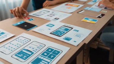 Mobil uygulama ya da web sitesi için kullanıcı arayüzü prototipi planlayan şirket çalışanlarının panorama videosu. UX UI tasarım beyin fırtınası kullanıcı dostu arayüz planı tasarlıyor. Sinerjik