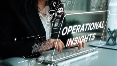 Modern ofis ortamında fütüristik arayüz ve klavyede gösterilen operasyonel sezgilere sahip iş adamı analizi verileri. Asemptotik akıllı veri analitiği.