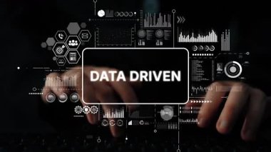 Dijital Grafikler ve Karanlık Arkaplan Ölçüleri ile çevrili Klavyede Elle Yazılan Veri Konsepti. Asemptotik akıllı veri analitiği.