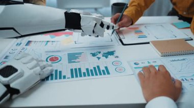 Finansal planlama ve stratejik karar verme sürecinde profesyonelleri destekleyen yapay zeka güdümlü asistan, teknolojinin danışmanlık alanındaki rolünü vurguluyor. Noogenesis Yapay Zeka