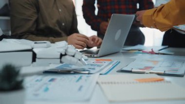 Veri güdümlü strateji geliştirme için yapay zekanın modern işyerlerindeki önemini vurgulayan yapay zeka teknolojisini kullanan iş adamları. Noogenesis Yapay Zeka