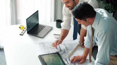 Proje planının dizüstü bilgisayarında ev inşaatı ve ekipmanlarıyla toplantı masasında oturup plan yazarken yöneticilerin konuşmalarının ve ev inşaatı hakkında tartışmalarının en üst görüntüsü. Hizalama.