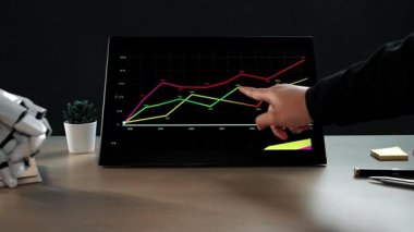 Araştırma ve veri analizi üzerine bir iş adamıyla birlikte çalışan yapay zeka asistanı, karar verme süreçlerindeki akıllı otomasyona geçişi sembolize ediyor. Noogenesis Yapay Zeka