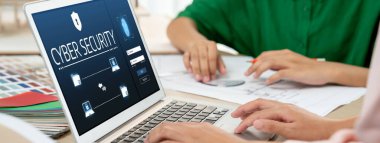 Bilgisayar ekranındaki siber güvenlik sistemi özel bilgileri hacker ve siber saldırılardan koruyor