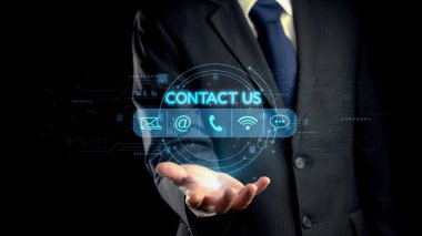 Bir iş adamı, dijital temas seçeneklerini gösteren bir el feneri sunarak, e-posta, çağrı ve etkili bir sosyal yardım için sohbet gibi modern iletişim yöntemlerini vurguluyor. Dörtgen