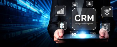 Dijital çağda müşteri ilişkileri yönetimini vurgulayan profesyonel bir CRM sistemi tablet üzerinde sergileniyor. Pazarlama, analitik ve teknoloji teması için ideal. XDMCP