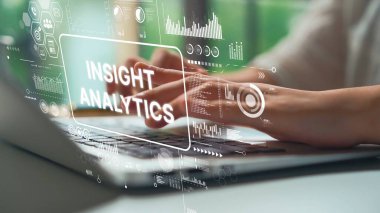 Elleri Laptop 'ta ve Veri Görselleştirme Tekniklerini Gösteren Dijital Grafiklerle Analitik Kavrayış. Asemptotik akıllı veri analitiği.