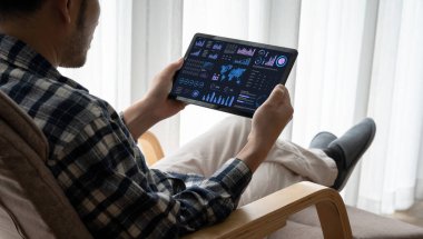 İş veri paneli, pazarlama stratejisi planlaması için iş zekası analizi sunar. Müşteri taleplerini analiz etmek ve iş dünyasının geleceğini önceden görmek için büyük veriler sunulur.