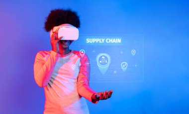 Sanal gerçeklik teknolojisiyle ilgilenen bir kadın, tedarik zinciri yönetimi ve lojistik alanındaki yenilikçi kavramları keşfediyor, verimliliği ve veri optimizasyonunu vurguluyor. XDMCP