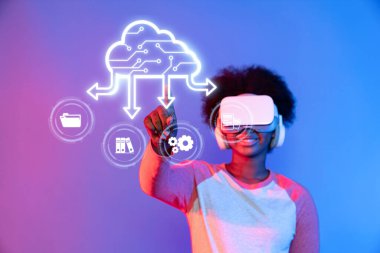 Genç bir insan sanal gerçeklik teknolojisiyle etkileşime girer, canlı dijital bir alanda bulut hesaplama kavramlarını görselleştirir, veri yönetiminin ve bağlanabilirliğin geleceğini temsil eder. XDMCP