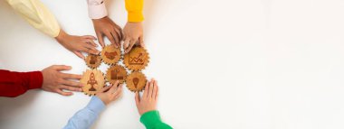 Çeşitli Eller, Beyaz Arkaplanda Yenilik, Büyüme ve Takım Çalışmasını Temsil Eden İkona İkonalarıyla Strateji ve Planlama Üzerine İşbirliği Yapar. Dostluk