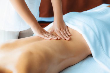 Kafkasyalı kadın müşteri stres önleyici spa masajının keyfini çıkarıyor ve lüks otel ya da oteldeki gündüz açık ortam güzellik salonunda güzellik teniyle eğleniyor. Sessiz.