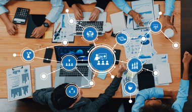 Çeşitli profesyonellerden oluşan bir grup, verileri analiz ederek ve modern bir ortamda teknoloji ve görsel yardımlarla stratejiler oluşturarak, işbirlikçi bir iş toplantısı düzenledi. Dostluk