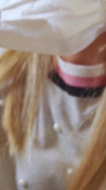 Ticari uçakla seyahat ederken yüz maskesi takan bir gezgin. Coronavirus hastalığı veya COVID kavramı Turizm ve havayolu şirketleri üzerinde 19 salgın etkisi .