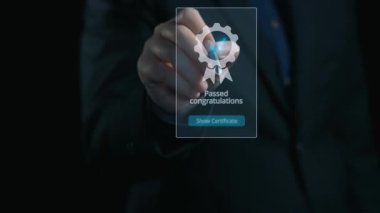 İş adamı ürün sertifikasını güvence altına alıyor ve önemli bir başarıyı simgeliyor. Ürün sertifikasını geçirerek kaliteye ve güvenilirliğe olan bağlılığını gösteriyor. Kullanıcı Kimliği