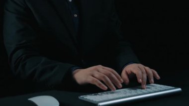 İş adamı çok kanallı stratejileri entegre ediyor, çevrimiçi alışveriş ve pazarlama erişimini artırıyor. Birbirine bağlı marka deneyimleri yaratmak için çok kanallı pazarlamanın gücünü keşfedin. Kullanıcı Kimliği