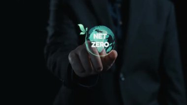 Yeşil bir gezegenin görsel temsili, gelecek nesiller için sürdürülebilir uygulamaları ön plana çıkaran, sıfır emisyonlara yönelik bir bağlılığı sembolize ediyor. Dörtgen