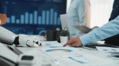 Profesyoneller yapay zeka tarafından üretilen analitikler, iş stratejisinin geliştirilmesi, pazarlama verimliliği ve veri netliği gibi konularda etkili bir işbirliği içinde çalışırlar. Noogenesis Yapay Zeka