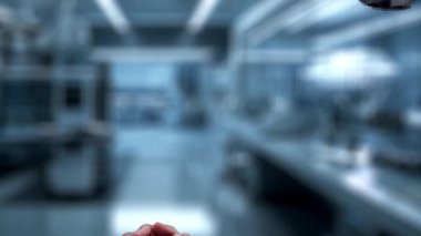 Robot ve insan eliyle insan anatomisi ikonunu işaret ediyor. Robot el ve insanın birlikte çalışırken röntgen hologramıyla bulanık labaratuvarı işaret etmesine yakın çekim. Sağlıklı..