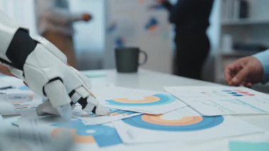 Danışmanlar pazar verilerini çözmek, işbirlikçi tartışmalara ve yenilikçi pazarlama stratejisi oluşturulmasına rehberlik etmek için yapay zeka araçları kullanıyorlar. Noogenesis Yapay Zeka