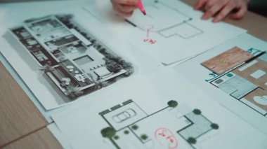 Mimari planlarda renkli işaretler kullanarak ellerinizi yakın plan yapın. İmaj ve tasarım çabalarında yaratıcılığın ve profesyonelliğin özünü yansıtıyor. SACTR