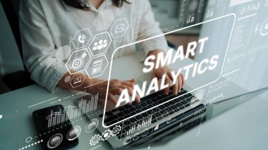 Modern Ofis Çalışma Alanında Bilgisayar, Veri Tabloları ve Dijital Ölçümler ile Akıllı Analitik Görselleştirme Konsepti. Asemptotik akıllı veri analitiği.
