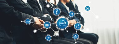 Takım elbiseli çeşitli bir ekibin tartışmalara girdiği resmi bir iş toplantısı. Çevik kavramların görselleri işbirliğini ve başarı için yenilikçi stratejileri vurgular. Dostluk