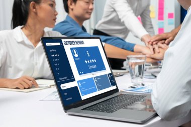 Şirket işleri için canlı bilgisayar yazılımının müşteri deneyimi ve gözden geçirme analizi