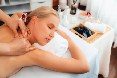 Kafkasyalı kadın müşteri stres önleyici spa masajının keyfini çıkarıyor ve lüks otel ya da oteldeki gündüz açık ortam güzellik salonunda güzellik teniyle eğleniyor. Sessiz.