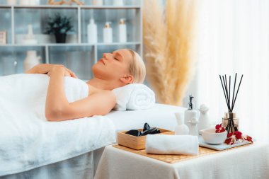 Kafkasyalı kadın müşteri stres önleyici spa masajının keyfini çıkarıyor ve lüks otel ya da oteldeki gündüz açık ortam güzellik salonunda güzellik teniyle eğleniyor. Sessiz.