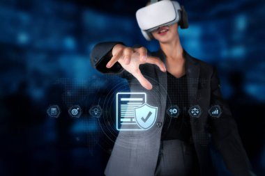 Sanal gerçeklik kulaklığı takan bir profesyonel, modern iş uygulamalarında teknolojinin yenilikçi entegrasyonunu gösteren uyum ve düzenleme araçlarına bağlanır. XDMCP