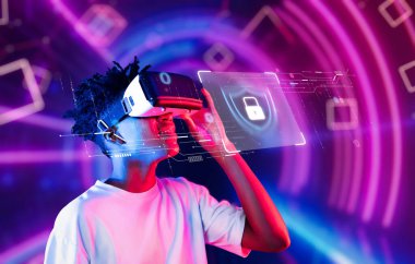 Genç bir adam sanal gerçeklik kulaklığını kullanarak dijital çağda veri koruması ve yenilikçi teknolojiyi vurgulayarak sanal güvenlik dünyasını keşfediyor. XDMCP