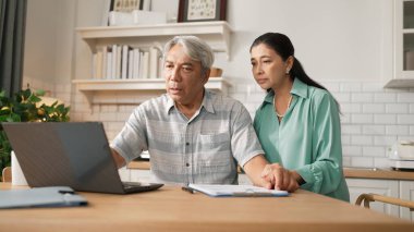 Büyükannem dizüstü bilgisayara bakarken dedemi rahatlatıyor ve destekliyor. Başarılı bir proje ve terfi alıyor. Mutlu kıdemli işadamları iyi haberler alır ve karısıyla konuşurlar. Myrmidon.