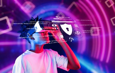 Genç bir adam, dinamik siber güvenlik grafikleriyle etkileşerek, teknolojinin, mahremiyetin ve yeniliğin kesişimini gösteren renkli bir sanal gerçeklik dünyasını keşfediyor. XDMCP