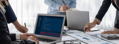 İş zekası ve veri analizi kavramı. Analizci ekibi laptop ekranında finansal veri analizi üzerinde çalışıyor. Etkili iş stratejik planlama için pazarlama göstergesi olarak. İçgörü