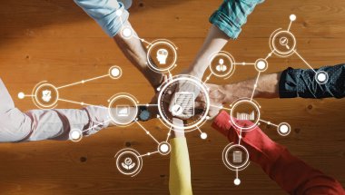 Dijital bağlantı sembolleriyle çevrili, profesyonel bir ortamda takım çalışmasını ve yenilikleri gösteren, işbirlikçi bir jest içinde el ele tutuşmayı resmeden canlı bir sahne. Dostluk