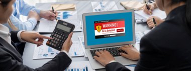 İş zekası ve veri analizi kavramı. Analizci ekibi laptop ekranında finansal veri analizi üzerinde çalışıyor. Etkili iş stratejik planlama için pazarlama göstergesi olarak. İçgörü