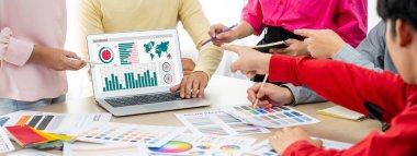 İş veri paneli pazarlama stratejisi planlaması için canlı iş zekası analizi sağlar